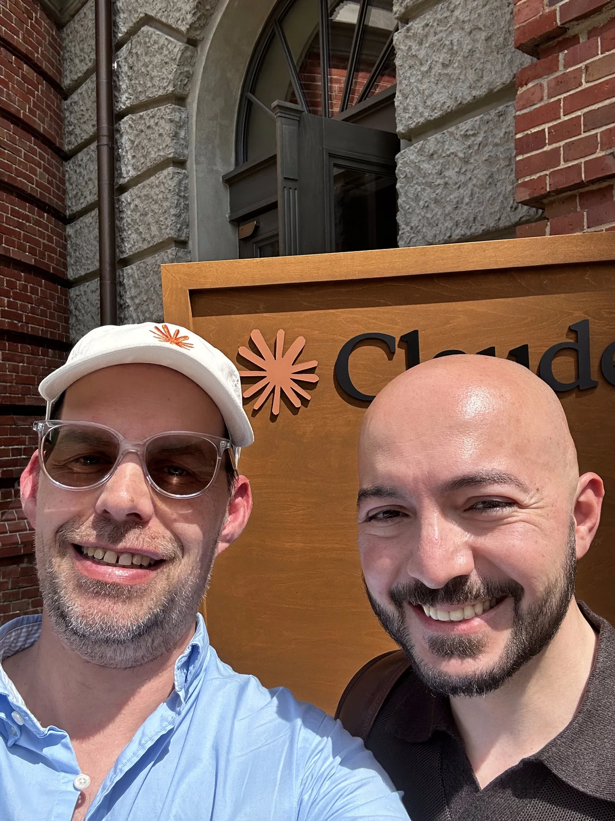Florian und Ridvan am Eingang des Claude Founder House, Hotel Telegraphenamt Berlin