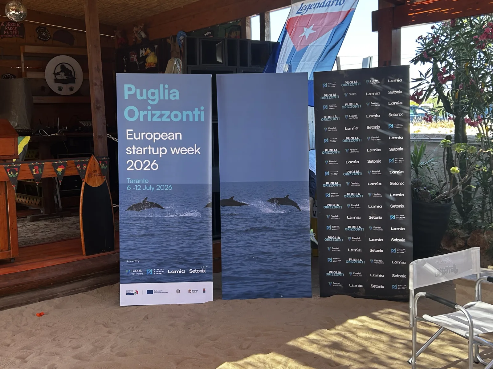 Puglia Orizzonti European Startup Week 2026 Banner und Fotowand im Beach Club bei Taranto