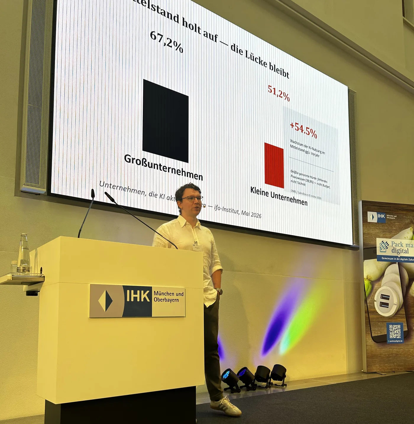Keynote-Folie mit 67,2 Prozent KI-Nutzung bei Großunternehmen gegenüber 51,2 Prozent bei kleinen Unternehmen